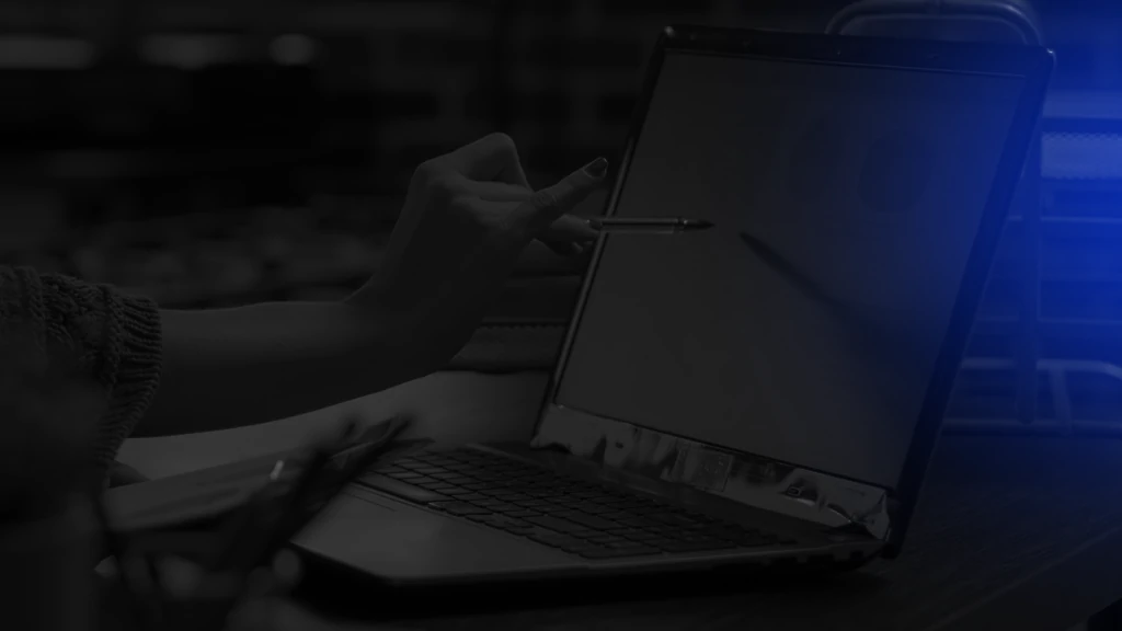 Advogado escrevendo petições em um computador