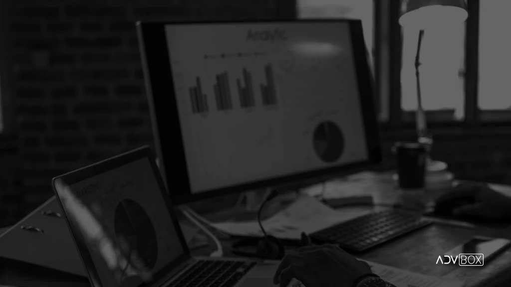 computador sobre a mesa com graficos para o gerenciamento de escritório