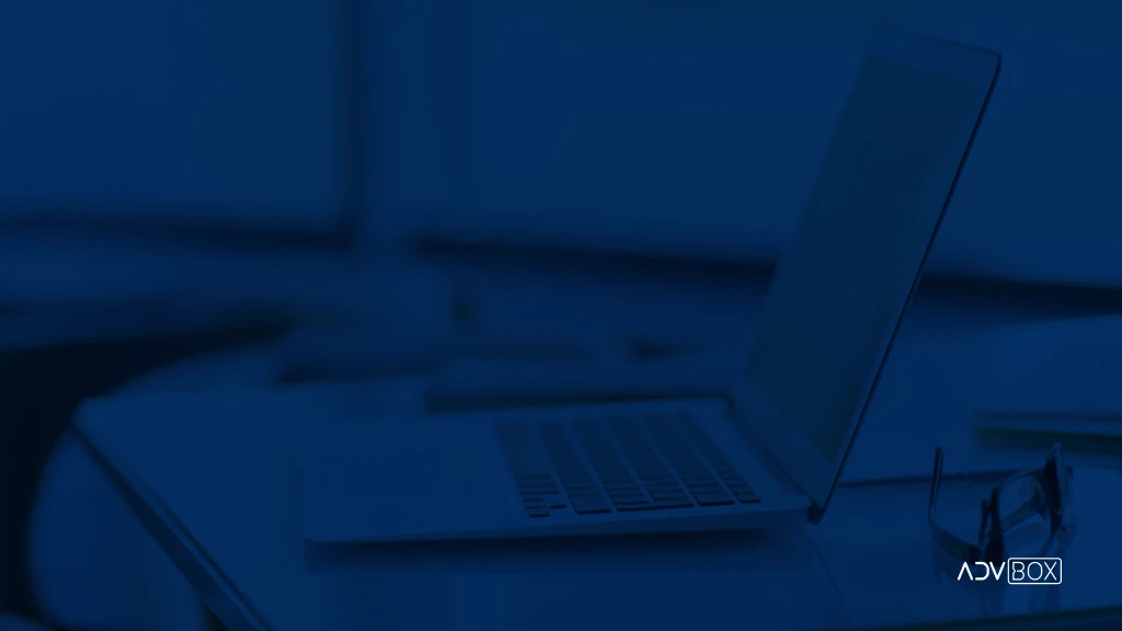 computador sobre uma mesa para trabalho hibrido