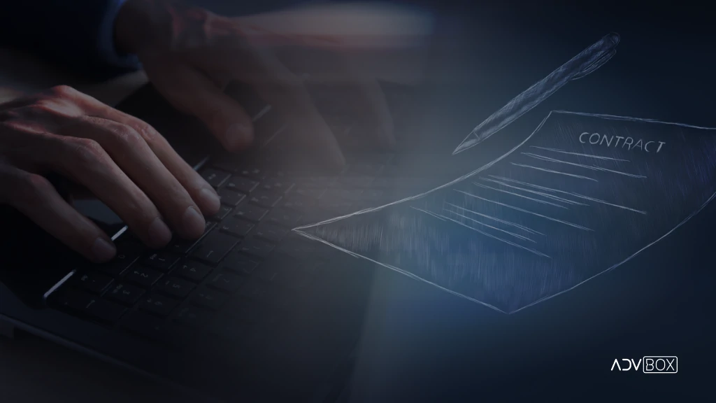advogado produzindo um CONTRATO DE HONORÁRIOS em m computador