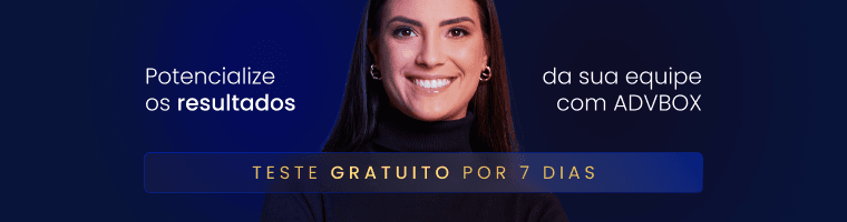 Mulher sorrindo com link de teste gratuito software de gestão de escritórios
