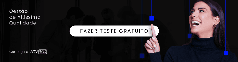 Gestão de serviços jurídicos: Mulher sorrindo e apontando para letriero de teste gratuito