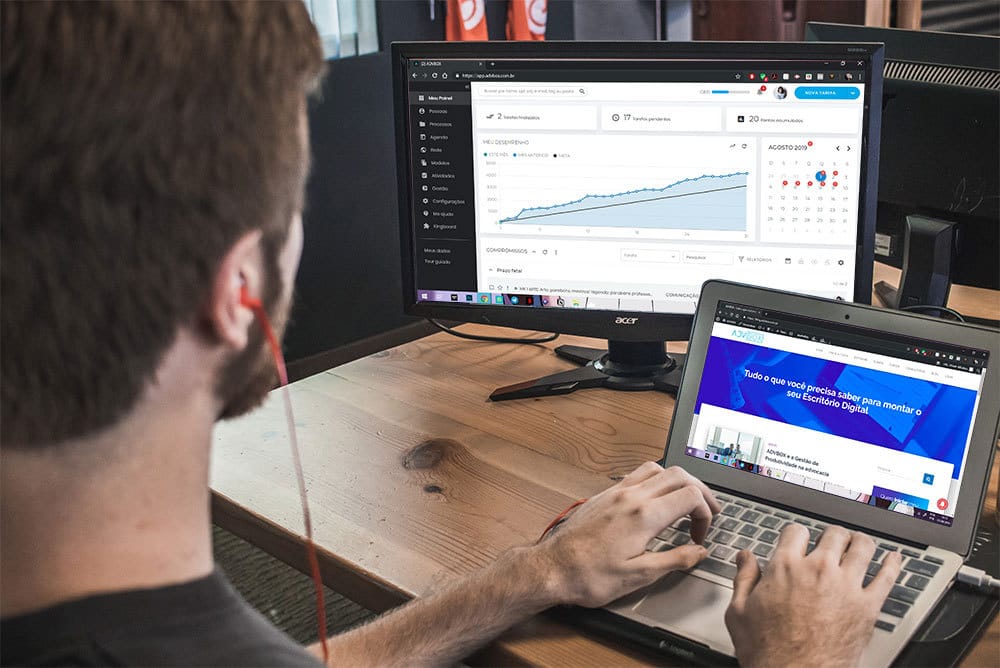 Advogado online trabalha em uma mesa de madeira, com seu notebook aberto,.