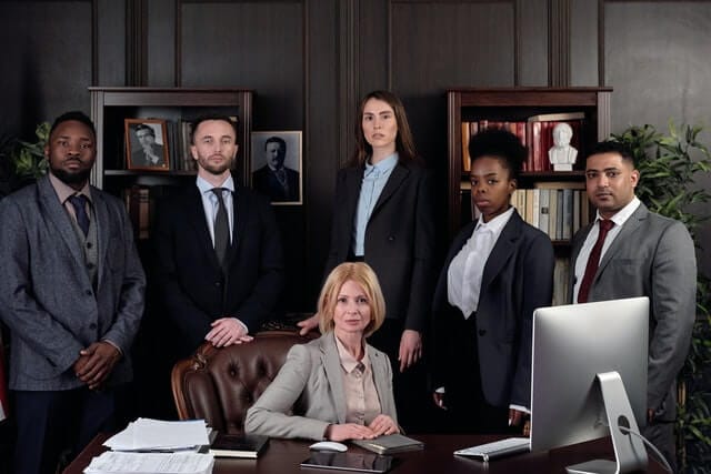 Liderança na advocacia - gestão de equipe - foto de profissionais da área jurídica