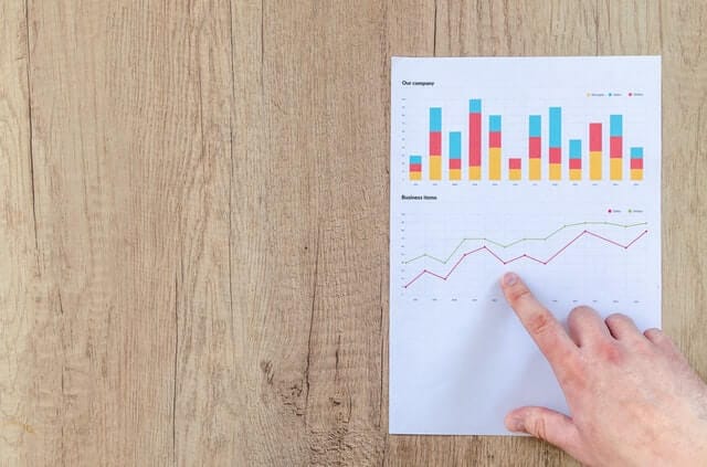 Jurimetria big data - foto de pessoa analisando dados